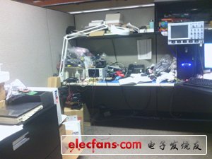 這是我的工作間，我最近整理了一下。你應(yīng)該注意到了放電腦上面的那個LeCroy示波器