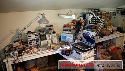 　　我做了30年的模擬和射頻設計顧問工作，也積累的一大堆東西。這張照片是我的家庭實驗室的一側。