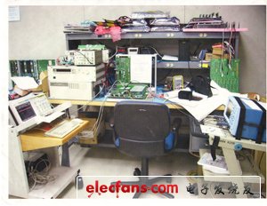 　　這還不算太亂，不過這張照片顯示了一種方法來解決一個永恒的問題：“東西太多，工作臺不夠用。”