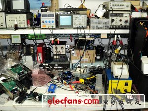 　　圖片中是我的工作臺和“設計室”。測試中的設備是一個數字電視調制器。