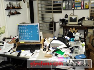 　　圖片中是我的工作臺和“設計室”。測試中的設備是一個數字電視調制器。