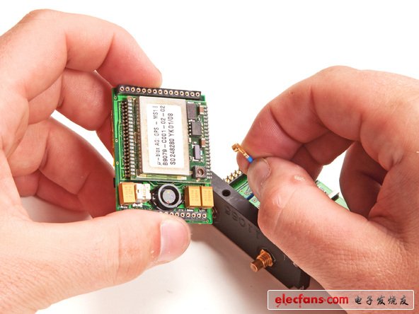 當我們拆開GPS電路板模塊后，可以更清楚的看到內部元器件構成的細節