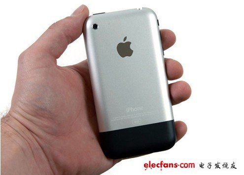 以上是iPhone的背面。當(dāng)我們想拆掉SIM卡的時候，可以在卡槽頂部用一個曲別針用力把卡弄出來