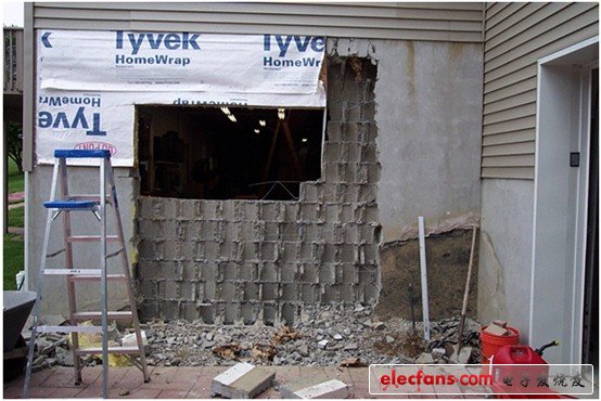 Santini從其地下室商店開了一個(gè)門口同時(shí)裝上一個(gè)車庫門來吧汽車弄出去